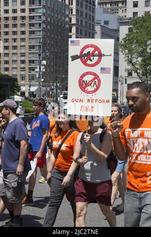 Moms Demand Action NYC commemora Wear Orange con il suo rally annuale & Walk in Solidarity with Survivor dalla violenza delle armi da Foley Square a Lower Manhattan attraverso il ponte di Brooklyn. Foto Stock