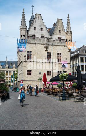 Mechelen, Provincia di Anversa, Belgio - 06 04 2022 - il municipio medievale nella vecchia piazza del mercato Foto Stock