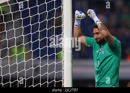 Bologna, 4th giugno 2022. Gianluigi DONNARUMMA d'Italia festeggia dopo che il compagno di squadra Lorenzo Pellegrini ha segnato per dare al fianco un 1-0 di vantaggio durante la partita della UEFA Nations League allo Stadio Renato Dall'Ara di Bologna. Il credito d'immagine dovrebbe essere: Jonathan Moscrop / Sportimage Foto Stock