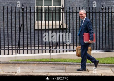 Whitehall, Londra, Regno Unito. 8th giugno 2022. Il deputato Rt Hon Michael Gove, Segretario di Stato per il livellamento, l'edilizia abitativa e le comunità arriva al n. 10 Downing Street. Credit: Maureen McLean/Alamy Live News Foto Stock