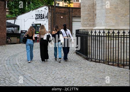 Mechelen, Antwerp Province, Belgio - 06 04 2022 - le ragazze di adolescenti tornano a casa dopo la scuola nel centro storico Foto Stock