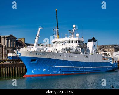 Il peschereccio di ricerca del governo scozzese MRV Scotia che arriva a Lerwick, Shetland. Costruita nel 1998, la nave opera nel Mare del Nord e nell'EAS Foto Stock