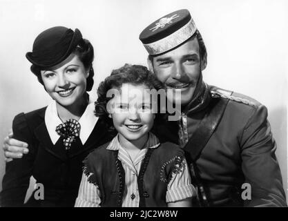 MARGARET LOCKWOOD SHIRLEY TEMPLE e RANDOLPH SCOTT Ritratto pubblicitario in SUSANNAH OF THE MOUNTIES 1939 regista WILLIAM A. SEITER basato sul libro di Muriel Dennison Costumi Gwen Wakeling Twentieth Century Fox Foto Stock