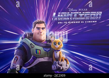 Roma, Italia - 9 giugno 2022: La grafica di sfondo alla presentazione del nuovo film Disney e Pixar Lightyear - The True Story of Buzz, diretto da Angus MacLane. Lo Space Cinema moderno, Roma, Italia. Credito: Gennaro Leonardi. Foto Stock