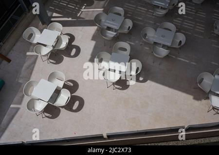 Sibenik, Croazia - 26 maggio 2022 - l'Arena per eventi all'aperto. Le comode sedie in plastica blu chiaro alla Fortezza di San Michele Foto Stock