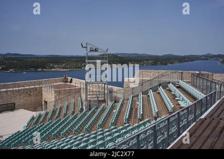 Sibenik, Croazia - 26 maggio 2022 - l'Arena per eventi all'aperto. Le comode sedie in plastica blu chiaro alla Fortezza di San Michele Foto Stock
