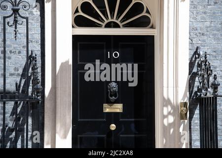 Whitehall, Londra, Regno Unito. 8th giugno 2022. Fuori dal n. 10 Downing Street. A seguito di un voto di non fiducia, il primo ministro Boris Johnson è riuscito per poco a rimanere impicchiato nella sua posizione. Credit: Maureen McLean/Alamy Foto Stock