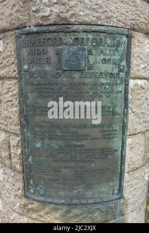 Targa commemorativa sulla diga di riserva di Scark House, Upper Nidderdale, North Yorkshire, Regno Unito. Foto Stock