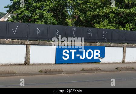 Uccle, Regione capitale di Bruxelles - Belgio - 05 17 2020 segnale per la stazione ferroviaria e quartiere ST Job Foto Stock