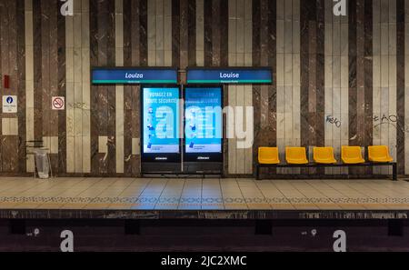 Ixelles, Bruxelles - Belgio - 03 30 2019 persone di gare miste in attesa della metropolitana alla fermata Louisa del treno locale Foto Stock