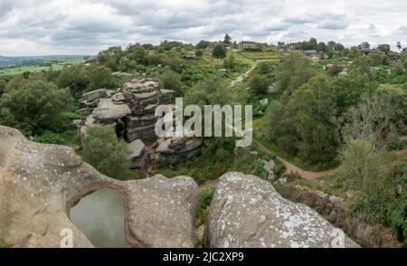 Vista panoramica di parte delle rocce di Brimham, vicino Harrogate, North Yorkshire, Regno Unito. Foto Stock