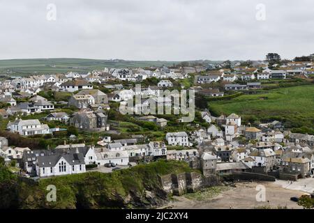 Vista del villaggio di Port Issac da Hillside Cornwall Inghilterra regno unito Foto Stock