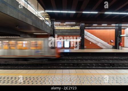 Molenbeek, capitale di Bruxelles - Belgio - 05 25 2020 - il centro metropolitano beekkant con treno e piattaforme Foto Stock