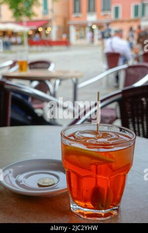 Venedig, campo Santa Margherita, caffe Rosso, Aperol Sprizz // Venezia, campo Santa Margherita, caffe Rosso, Aperol Sprizz Foto Stock