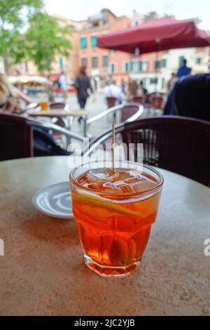 Venedig, campo Santa Margherita, caffe Rosso, Aperol Sprizz // Venezia, campo Santa Margherita, caffe Rosso, Aperol Sprizz Foto Stock