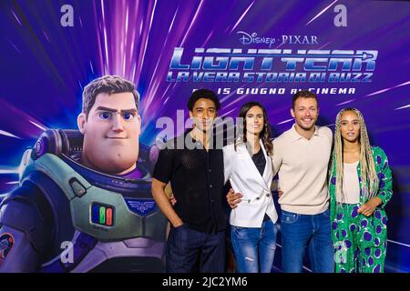 Roma, Italia - 9 giugno 2022: Con le voci italiane Alberto Malanchino (Buzz Lightyear), Ludovico Tersigni (Sox), Esther Elisha (Alisha Hawthorne), Linda Raimondo durante la presentazione del nuovo film Disney e Pixar Lightyear - la vera storia di Buzz , diretto da Angus MacLane. Credito: Gennaro Leonardi. Foto Stock