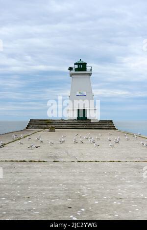 Faro di Port Maitland e molo alla foce del Grand River che si affaccia sul lago Erie a Dunnville, Ontario, Canada. Foto Stock