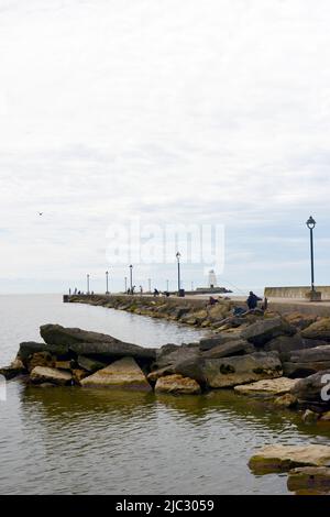 Faro di Port Maitland e molo alla foce del Grand River che si affaccia sul lago Erie a Dunnville, Ontario, Canada. Foto Stock