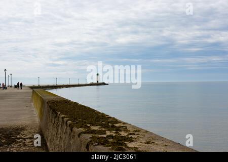 Faro di Port Maitland e molo alla foce del Grand River che si affaccia sul lago Erie a Dunnville, Ontario, Canada. Foto Stock