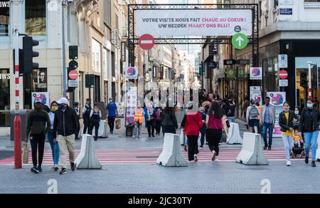 Centro storico di Bruxelles, capitale della regione di Bruxelles - Belgio - 05 18 2020 persone presso la via commerciale Rue Neuve con due indicazioni du Foto Stock