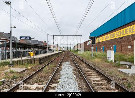 Lebbeke, Fiandre - Belgio - 05 25 2020 binari ferroviari vuoti e piattaforma della stazione di Lebbeke nella campagna belga Foto Stock