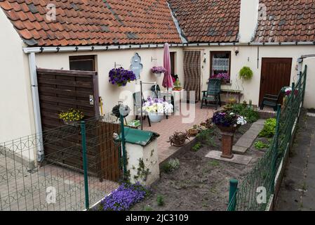 Lebbeke, Fiandre, Belgio - 05 25 2020 Vista sul cortile di una casa operaia tradizionale Foto Stock