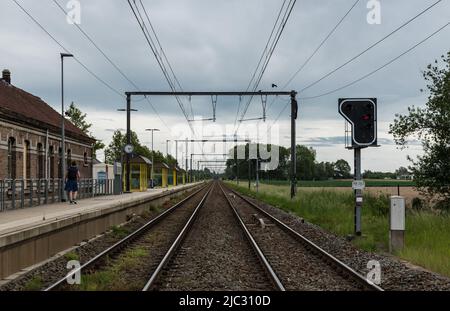 Heizijde, Fiandre Belgio - 05 25 2020 binari ferroviari vuoti e piattaforma della stazione Heizijde nella campagna belga Foto Stock