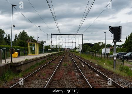 Heizijde, Fiandre Belgio - 05 25 2020 binari ferroviari vuoti e piattaforma della stazione Heizijde nella campagna belga Foto Stock