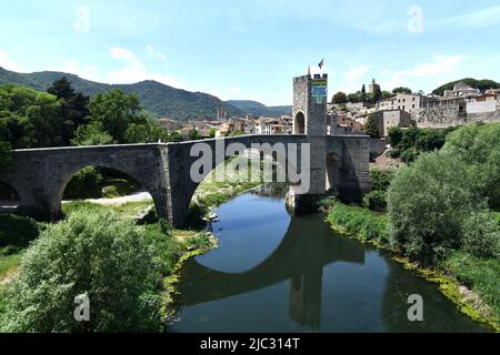 Besalu è una città spagnola nella regione di Garottxa a Girona, Catalogna, Spagna con un antico ponte in pietra sul fiume Fluvia Foto Stock