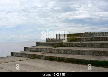 Faro di Port Maitland e molo alla foce del Grand River che si affaccia sul lago Erie a Dunnville, Ontario, Canada. Foto Stock