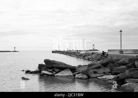 Faro di Port Maitland e molo alla foce del Grand River che si affaccia sul lago Erie a Dunnville, Ontario, Canada. Foto Stock