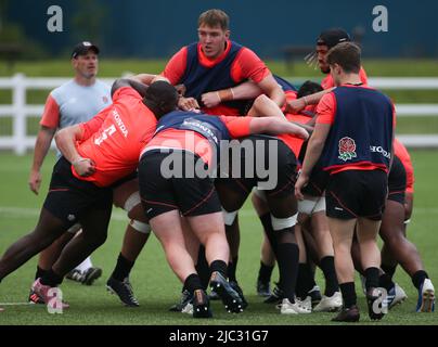 BILLINGHAM, REGNO UNITO. GIUGNO 9TH. I giocatori inglesi hanno messo un maul durante la sessione di addestramento dell'Inghilterra di Rugby sotto 20s al Billingham Rugby Club, Greenwood Road, Billingham giovedì 9th giugno 2022. (Credit: Michael driver | MI News) Credit: MI News & Sport /Alamy Live News Foto Stock