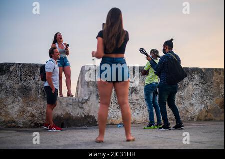 I cantanti di strada si esibiscono per turisti a Cartagena, Colombia Foto Stock