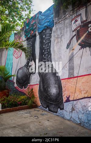 Murale sullo scandalo dei "falsi positivi". La graffite colorata arricchisce le pareti di Getsemani, il quartiere più cool di Cartagena de Indias, Colombia Foto Stock