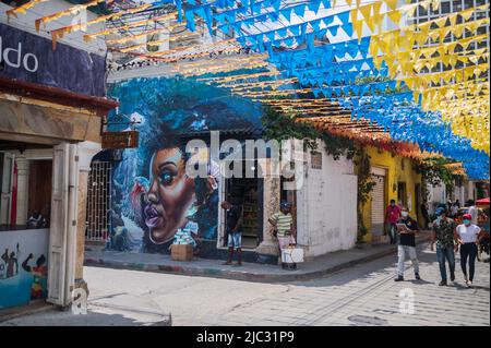 La graffite colorata arricchisce le pareti di Getsemani, il quartiere più cool di Cartagena de Indias, Colombia Foto Stock