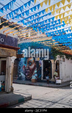 La graffite colorata arricchisce le pareti di Getsemani, il quartiere più cool di Cartagena de Indias, Colombia Foto Stock