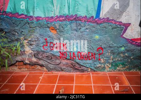 Murale sullo scandalo dei "falsi positivi". La graffite colorata arricchisce le pareti di Getsemani, il quartiere più cool di Cartagena de Indias, Colombia Foto Stock