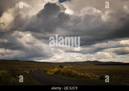 Un'immagine HDR estate cupa il A838 dal ponte di Laxford a Lairg e il paesaggio circostante a Sutherland, Scozia. 31 maggio 2022 Foto Stock