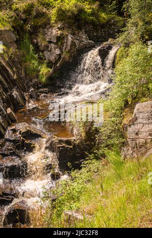 Una brillante immagine HDR estiva di Allt na h-annaite, una cascata lungo Strathconon a Ross-shire, Scozia. 02 giugno 2022 Foto Stock