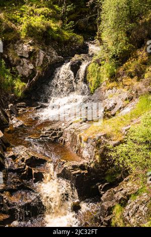 Una brillante immagine HDR estiva di Allt na h-annaite, una cascata lungo Strathconon a Ross-shire, Scozia. 02 giugno 2022 Foto Stock