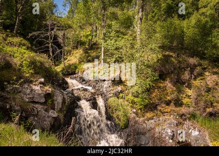 Una brillante immagine HDR estiva di Allt na h-annaite, una cascata lungo Strathconon a Ross-shire, Scozia. 02 giugno 2022 Foto Stock