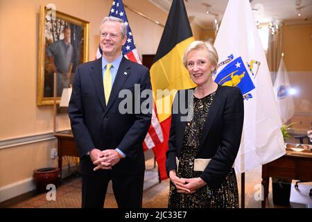 Il governatore del Massachusetts Charles Charlie Baker e la principessa Astrid del Belgio si incontrano presso l'ufficio cerimoniale del governatore, a Boston, durante una Missione economica belga negli Stati Uniti d'America, giovedì 09 giugno 2022. Dal 4th al 12th giugno una delegazione con la Principessa e vari Ministri visiterà Atlanta, New York e Boston. BELGA PHOTO LAURIE DIEFFEMBACQ Foto Stock