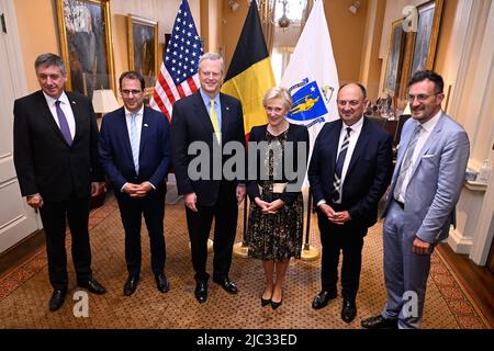 Il presidente del ministro fiammingo Jan Jambon, il ministro federale David Clarinval, il governatore del Massachusetts Charles Charlie Baker, la principessa Astrid del Belgio, il vicepresidente vallone Willy Borsus e il segretario di Stato della regione di Bruxelles Pascal Smet si riuniscono presso l'ufficio cerimoniale del governatore, a Boston, durante una missione economica belga negli Stati Uniti d'America, Giovedì 09 Giugno 2022. Dal 4th al 12th giugno una delegazione con la Principessa e vari Ministri visiterà Atlanta, New York e Boston. BELGA PHOTO LAURIE DIEFFEMBACQ Foto Stock