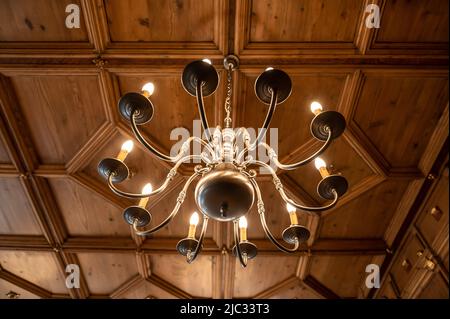 Rottweil, Germania. 09th giugno 2022. Un lampadario splende nel Vecchio Municipio. Credit: Silas Stein/dpa/Alamy Live News Foto Stock