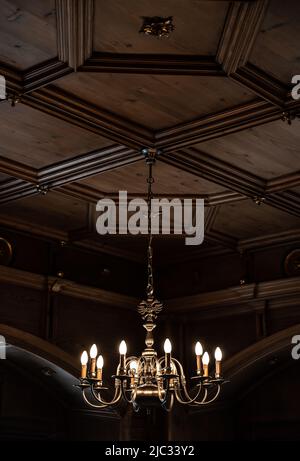 Rottweil, Germania. 09th giugno 2022. Un lampadario splende nel Vecchio Municipio. Credit: Silas Stein/dpa/Alamy Live News Foto Stock