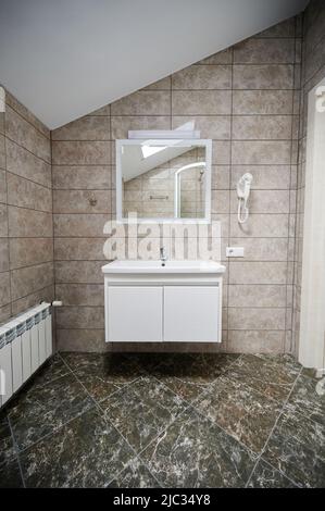 Lavello pulito in bagno moderno in marmo marrone interno Foto Stock