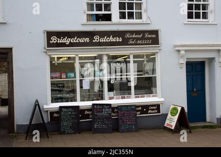 TOTNES, UK - 26 GIUGNO 2021 Bridgetown Butchers nella zona di Bridgetown di Totnes in una giornata nuvolosa Foto Stock