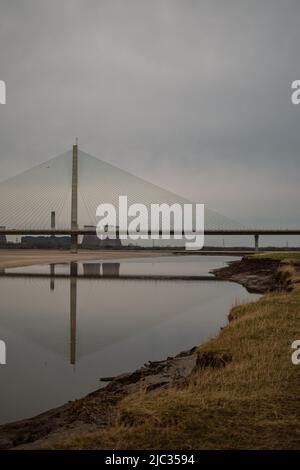 Mersey Gateway Bridge, con la centrale elettrica Fiddler's Ferry sullo sfondo, situata a Runcorn, Regno Unito. Foto Stock