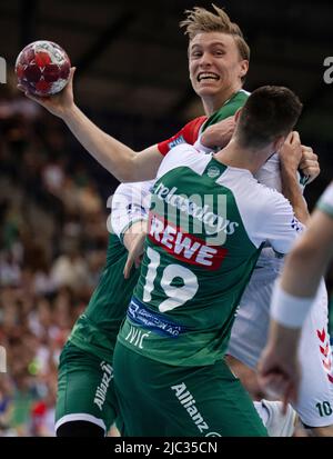 Lipsia, Germania. 09th giugno 2022. Pallamano: Bundesliga, DHfK Leipzig - SC Magdeburg, Matchday 33, all'Arena Leipzig. Sime Ivic di Lipsia (r) e Gisli Kristjansson di Magdeburgo in azione. Credit: Hendrik Schmidt/dpa/Alamy Live News Foto Stock