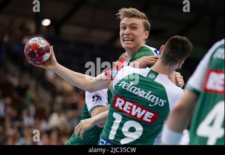 Lipsia, Germania. 09th giugno 2022. Pallamano: Bundesliga, DHfK Leipzig - SC Magdeburg, Matchday 33, all'Arena Leipzig. Sime Ivic di Lipsia (r) e Gisli Kristjansson di Magdeburgo in azione. Credit: Hendrik Schmidt/dpa/Alamy Live News Foto Stock